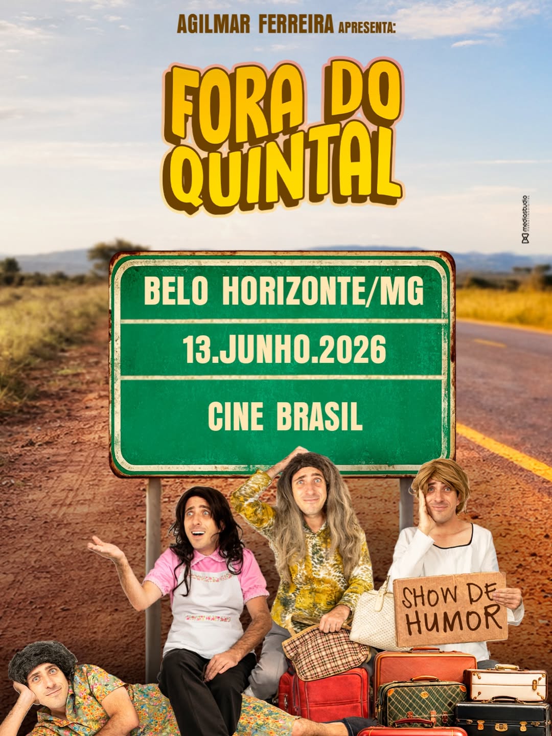 Quatro personagens cômicos (vividos pelo mesmo ator com perucas diferentes) aparecem à beira de uma estrada ao lado de malas de viagem. No centro, uma grande placa de trânsito verde traz as informações: "BELO HORIZONTE/MG • 13.JUNHO.2026 • CINE BRASIL". No topo, destaca-se o título em letras amarelas: "FORA DO QUINTAL". Um dos personagens segura um cartaz de papelão escrito "SHOW DE HUMOR".