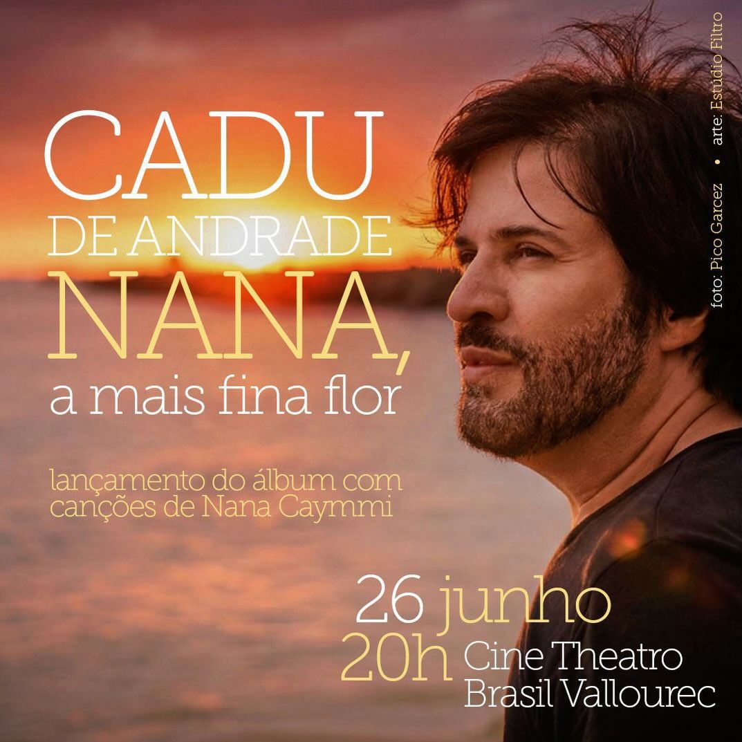 artaz de formato quadrado com a foto do cantor Cadu de Andrade em primeiro plano, no lado direito. Ele é um homem branco, de perfil, com cabelos e barba castanhos curtidos, olhando para a esquerda. Ao fundo, uma paisagem de praia ao pôr do sol com tons alaranjados refletidos na água. No lado esquerdo, em letras brancas e amarelas, lê-se: "Cadu de Andrade - Nana, a mais fina flor. Lançamento do álbum com canções de Nana Caymmi".
