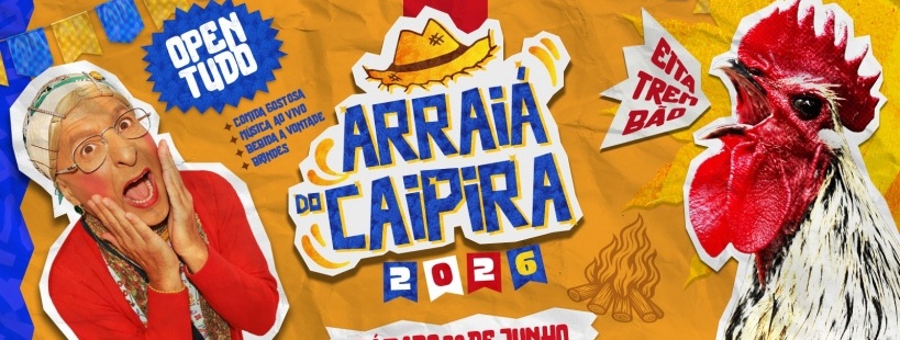 Este cartaz horizontal apresenta uma identidade visual enérgica e bem-humorada sobre um fundo amarelo texturizado que simula papel amassado. No lado esquerdo, destaca-se a imagem recortada do personagem caipira interpretado pelo ator Paulo Gustavo, vestindo um casaco vermelho e expressando grande surpresa com as mãos nas bochechas, posicionado logo abaixo de um pequeno varal de bandeirinhas e de um selo azul pontiagudo com a inscrição "OPEN TUDO", acompanhada pelos atrativos de comida gostosa, música ao viv