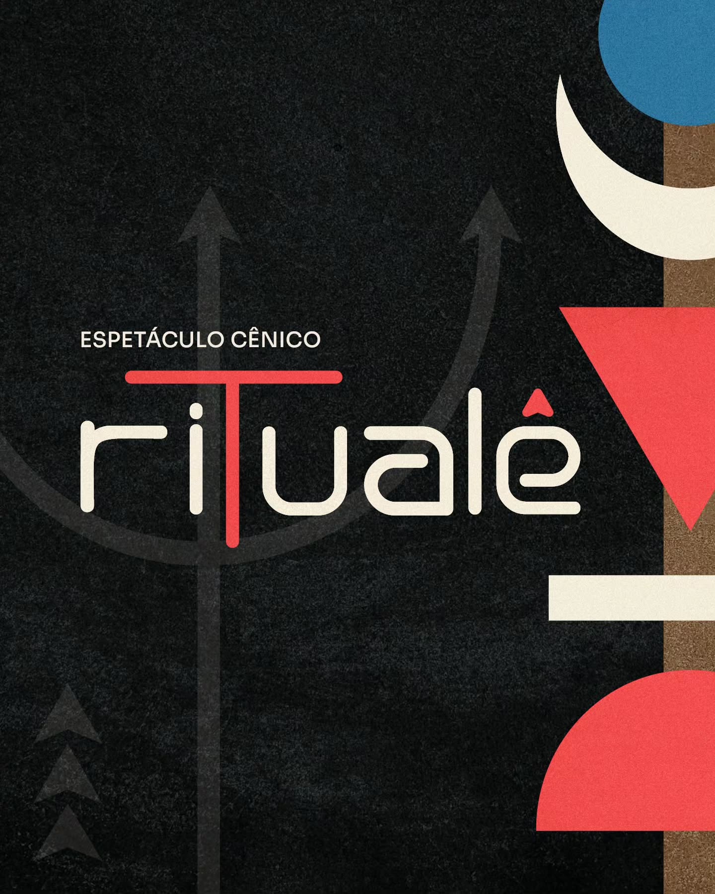 Cartaz com fundo grafite escuro onde se lê ao centro "ESPETÁCULO CÊNICO ritualê". A palavra "ritualê" tem letras brancas arredondadas, com o "t" destacado em vermelho formando um portal e o "ê" com acento em forma de seta. Ao fundo, há o desenho discreto de um tridente cinza. Na lateral direita, destaca-se uma coluna com formas geométricas coloridas empilhadas: círculo azul, lua branca, triângulo invertido vermelho, bloco branco e semicírculo vermelho.