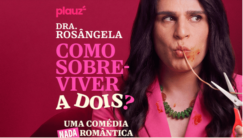 A imagem horizontal em tons de rosa e vermelho destaca uma pessoa de cabelos longos e escuros, vestindo um blazer rosa e colar verde. Ela está com o rosto sujo de molho e segura um fio de espaguete com a boca, enquanto tenta cortá-lo com uma tesoura, olhando para o lado com desconfiança. No lado esquerdo, o texto em letras grandes diz: "DRA. ROSÂNGELA: COMO SOBREVIVER A DOIS?", seguido abaixo pela frase "UMA COMÉDIA NADA ROMÂNTICA".