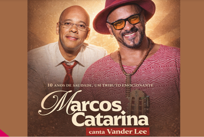 A imagem horizontal traz os músicos Vander Lee e Marcos Catarina sorrindo lado a lado contra um fundo dourado e iluminado. À esquerda, Vander Lee aparece com óculos de grau e camisa social com gravata. À direita, Marcos Catarina usa chapéu e óculos escuros com lentes amarelas. Na parte inferior, destaca-se o texto: "Marcos Catarina canta Vander Lee", acompanhado da frase "10 anos de saudade, um tributo emocionante".