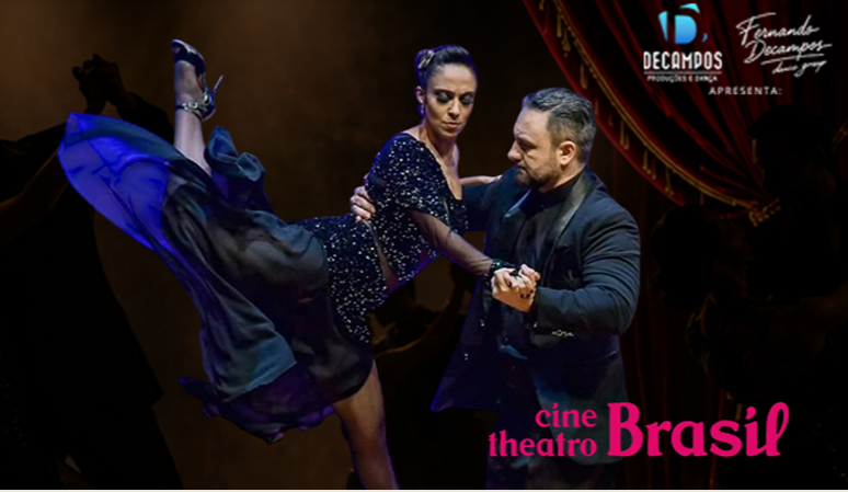 Fotografia de um casal dançando tango em um palco. Uma mulher com vestido preto brilhante está inclinada para trás no ar, com uma das pernas estendida para o alto. Ela é amparada por um homem de terno preto. O fundo é escuro, com cortinas vermelhas e logotipos do "Cine Theatro Brasil" e "Decampos" à direita.