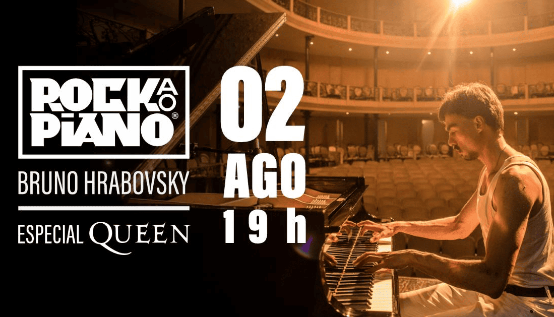 O anúncio traz uma fotografia ambientada no palco de um teatro clássico e imponente, banhado por uma iluminação dourada e calorosa vinda do fundo. À direita, o pianista veste uma regata branca e aparece concentrado, tocando de perfil em um piano de cauda preta que ocupa o centro da imagem. Do lado esquerdo, em letras brancas marcantes, destaca-se o logotipo do projeto "ROCK AO PIANO", seguido pelo nome do músico e a especificação "ESPECIAL QUEEN". No centro, em tipografia vertical alongada, constam a data e