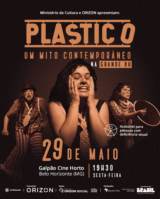 Cartaz promocional da peça teatral "Plástico — Um Mito Contemporâneo na Grande BH", com fundo escuro e iluminação em tom sépia. No centro, uma atriz expressa desespero com as mãos no rosto e olhos fechados. À esquerda, outra atriz aparece caracterizada como palhaço com calça listrada e chapéu e, à direita, uma terceira mulher usa óculos e segura um balde. O texto destaca a data de 29 de maio, sexta-feira, às 19h30, no Galpão Cine Horto, em Belo Horizonte, trazendo também um selo de acessibilidade visual.