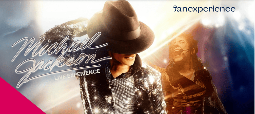 Banner horizontal com fundo de luzes azuis e douradas destaca um sósia de Michael Jackson em duas poses de show: no centro, sorrindo de perfil com chapéu fedora preto e jaqueta de lantejoulas brilhantes; à direita, ao fundo, cantando ao microfone. No lado esquerdo, lê-se em letras cursivas e luminosas "Michael Jackson - LIVE EXPERIENCE". No canto superior direito está a marca "sanexperience" e, no canto inferior esquerdo, um detalhe rosa-choque.