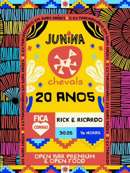 Este cartaz anuncia o evento "Junina Chevals 20 Anos", apresentando uma identidade visual vibrante e artesanal inspirada em grafismos indígenas e de xilogravura. O topo e as laterais são decorados com molduras geométricas multicoloridas, acompanhadas pela frase repetida "O extraordinário em suas raízes". No centro amarelo, destaca-se um símbolo de pássaro estilizado dentro de um círculo vermelho, logo acima do anúncio de aniversário de 20 anos da marca. A base do cartaz organiza as informações práticas: a d