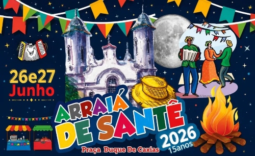 Este cartaz horizontal anuncia o "Arraiá de Santê 2026", celebrando a edição de 15 anos do evento em um fundo azul escuro estrelado. No centro, destaca-se o título com letras coloridas em relevo, posicionado logo abaixo da ilustração de uma igreja histórica e de um chapéu de palha amarelo. O lado esquerdo apresenta as datas 26 e 27 de Junho em amarelo e vermelho, acompanhadas pelo desenho de uma sanfona sorridente e de pequenas barracas típicas na base. No lado direito, sob uma grande lua cheia e varais de 