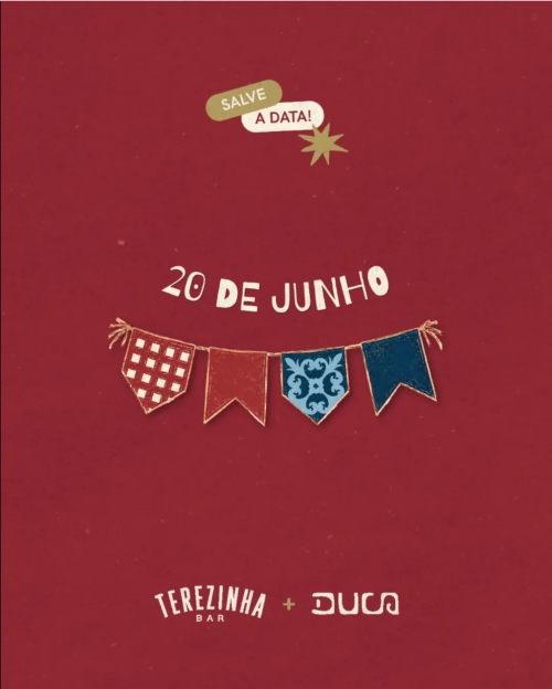 Este cartaz vertical de formato "Salve a Data!" apresenta um design minimalista e elegante sobre um fundo completamente vermelho texturizado. Na metade superior, pequenas etiquetas no formato de balões de fala trazem a inscrição "SALVE A DATA!" logo acima de uma estrela dourada brilhante. O centro da composição destaca em letras brancas estilizadas a data de 20 DE JUNHO, posicionada logo acima de um varal rústico com quatro bandeirinhas juninas detalhadas em diferentes padrões: uma xadrez vermelha e branca,