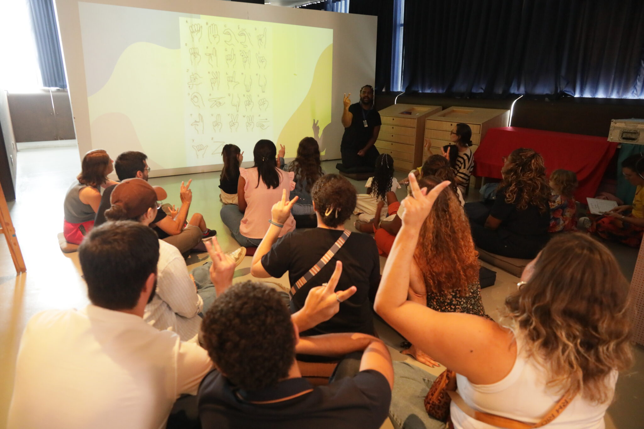 Sábado com Libras: Tradução de Música em Libras - Espaço do Conhecimento UFMG