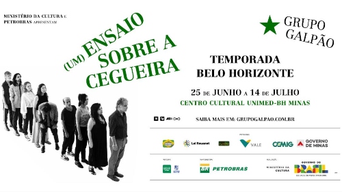 O cartaz anuncia a temporada em Belo Horizonte da peça "(Um) Ensaio Sobre a Cegueira", realizada pelo renomado Grupo Galpão com apresentação do Ministério da Cultura e da Petrobras. Visualmente minimalista e com fundo branco, a peça traz do lado esquerdo a imagem em preto e branco do elenco alinhado em fila, sugerindo a temática da obra. No centro e à direita, destacam-se o título em letras verdes inclinadas e as informações da temporada, que acontecerá de 25 de junho a 14 de julho no Centro Cultural Unimed