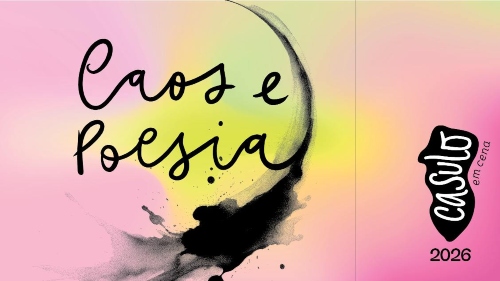 A imagem com fundo em um gradiente suave abstrato nas cores rosa, amarelo e verde-claro. No lado esquerdo, destaca-se o título "Caos e Poesia" escrito em letras cursivas pretas de estilo manuscrito, parcialmente emoldurado por uma grande pincelada arqueada e manchas de tinta preta que lembram nanquim ou aquarela. Uma linha vertical fina e discreta divide a composição ao meio. No canto inferior direito, encontra-se o logotipo da "Casulo em cena" inserido dentro de uma forma orgânica preta e alongada, acompan
