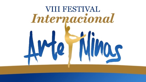 Cartaz horizontal com fundo branco. Na parte superior, o texto "VIII FESTIVAL" aparece em letras maiúsculas azuis, seguido pela palavra "Internacional" escrita logo abaixo em letras cursivas douradas. No centro, a palavra "Arte" e o sobrenome "Minas" ganham destaque em uma tipografia estilizada azul que simula pinceladas manuais. Entre as duas palavras, ergue-se a silhueta dourada de uma bailarina clássica executando um movimento de dança sobre uma perna só. A base do cartaz é delimitada por duas faixas ho
