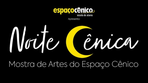 Cartaz com fundo totalmente preto. No topo centralizado, encontra-se o logotipo da "espaçocênico escola de atores" escrito em letras amarelas e brancas, seguido pela palavra "Apresenta:" em letras menores. O centro é dominado pelo título principal "Noite Cênica" em letras cursivas brancas de estilo manuscrito, onde a letra "C" é estilizada no formato de uma lua crescente amarela e brilhante. Na base do cartaz, o subtítulo "Mostra de Artes do Espaço Cênico" finaliza a composição impresso em uma tipografia fi