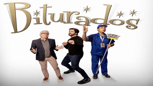 Cartaz horizontal com fundo branco e o título "Biturados" escrito no topo em letras douradas elegantes, enfeitadas com pequenas estrelas brilhantes. Centralizados abaixo do texto, três homens aparecem em pé lado a lado. O primeiro, à esquerda, é um senhor grisalho de óculos, paletó escuro e calça bege com os braços abertos. No meio, um homem de barba e blusa preta posa de perfil em uma postura dinâmica. À direita, um jovem de óculos, boné e uniforme azul segura uma vassoura e aponta para cima com a outra mã