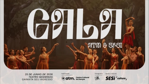 Cartaz horizontal de formato retangular com bordas arredondadas exibe uma cena de espetáculo de dança com fundo de floresta enevoada. Na metade superior, destaca-se o título estilizado "GALA" escrito em letras brancas imponentes e de formato artístico, acompanhado pelas iniciais "ATM & SESI" logo abaixo. No centro da imagem, diversos bailarinos com figurinos em tons de marrom e terracota posam com os braços estendidos em uma coreografia expressiva, enquanto do lado direito um bailarino ergue uma bailarina v
