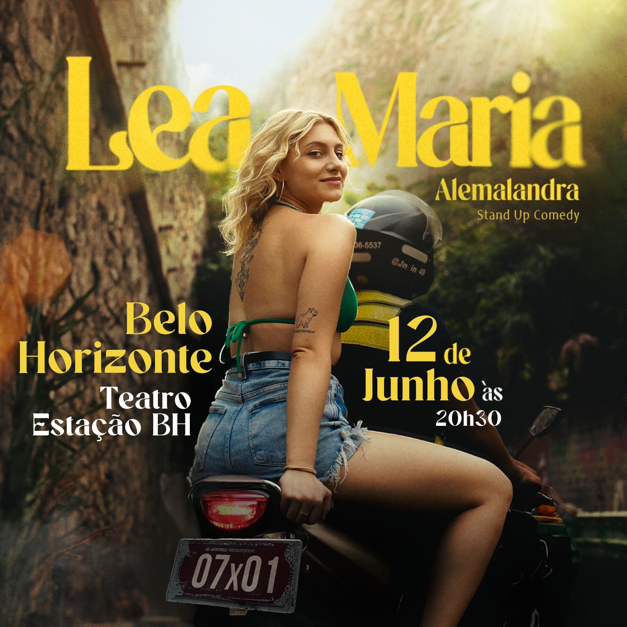 Foto da comediante Lea Maria na garupa de um moto taxi no centro da imagem. Nas laterais temos o espaço do evento, data e horário sinalizados de amarelo