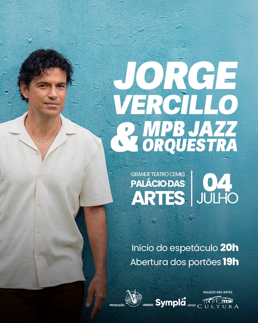 Cartaz de show com fundo azul-turquesa de textura rústica. À esquerda, o cantor Jorge Vercillo aparece de meio corpo, vestindo camisa de botão off-white de mangas curtas. À direita, em letras maiúsculas brancas, estão as informações do evento: "JORGE VERCILLO & MPB JAZZ ORQUESTRA", seguido pelo local "Grande Teatro Cemig Palácio das Artes", a data "04 JULHO", e os horários "Início do espetáculo 20h | Abertura dos portões 19h". No rodapé, constam logos menores de produção, da Sympla e de apoio à cultura.