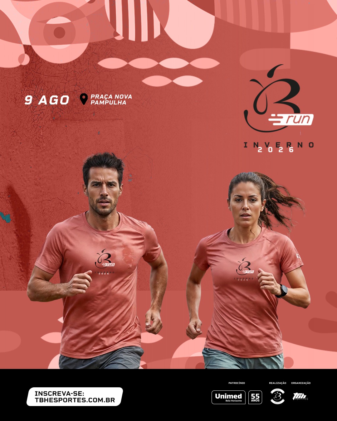 Pôster vertical de divulgação da corrida "B Run Inverno 2026", que acontecerá no dia 9 de agosto na Praça Nova Pampulha. A imagem tem um fundo em tons de rosa-antigo e terracota com formas abstratas. No centro, um homem e uma mulher de peles claras e cabelos escuros correm focados em direção ao observador; ambos vestem a camiseta oficial do evento na cor rosa-antigo, que traz o logotipo de uma letra "B" estilizada como uma maçã. Na base do pôster, uma barra preta destaca o site de inscrição tbhesportes.com.