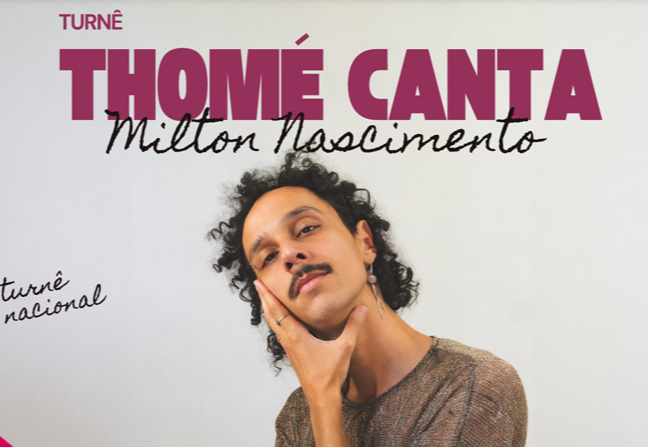 Cartaz de divulgação musical sobre fundo esbranquiçado. No centro, há a foto em meio-corpo de um cantor jovem de pele parda, cabelos pretos cacheados e bigode. Ele está com a cabeça levemente inclinada, apoiando o rosto com a mão direita, e usa uma blusa em tom metalizado ou dourado escuro.