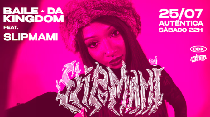 Cartaz em tom rosa choque com a foto central de uma mulher negra usando chapéu de pelo. À frente, o nome "SLIPMAMI" em letras metálicas prateadas. No topo esquerdo lê-se "BAILE DA KINGDOM feat. SLIPMAMI" e no topo direito as informações: "25/07 AUTÊNTICA SÁBADO 22H".