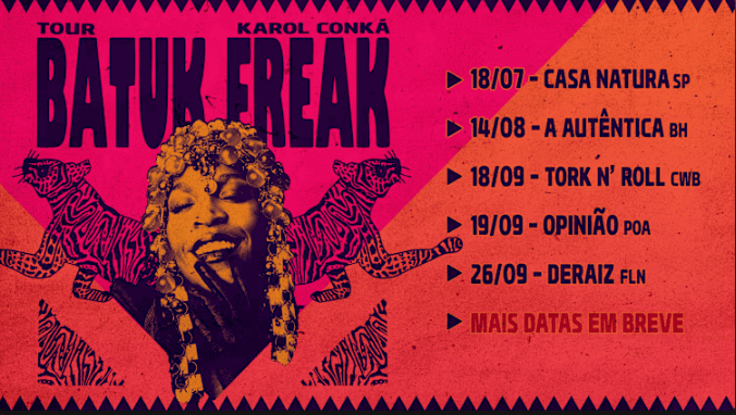 Cartaz da "Tour Batuk Freak" da cantora Karol Conká, com fundo texturizado em tons de rosa e laranja e bordas serrilhadas pretas. Do lado esquerdo, há uma foto estilizada da cantora sorrindo ao lado de duas onças ilustradas. Do lado direito, estão listadas as datas e locais dos shows: São Paulo (18/07), Belo Horizonte (14/08), Curitiba (18/09), Porto Alegre (19/09), Florianópolis (26/09) e o aviso "Mais datas em breve".