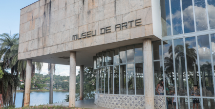 Maquete Experimental no jardim do Museu de Arte da Pampulha