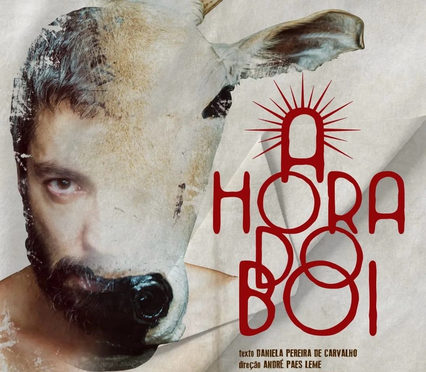Foto de capa para o espetáculo "A hora do boi" no CCBB. Na foto, metade do rosto do ator com a outra metade do rosto de um boi e titulo da peça em vermelho