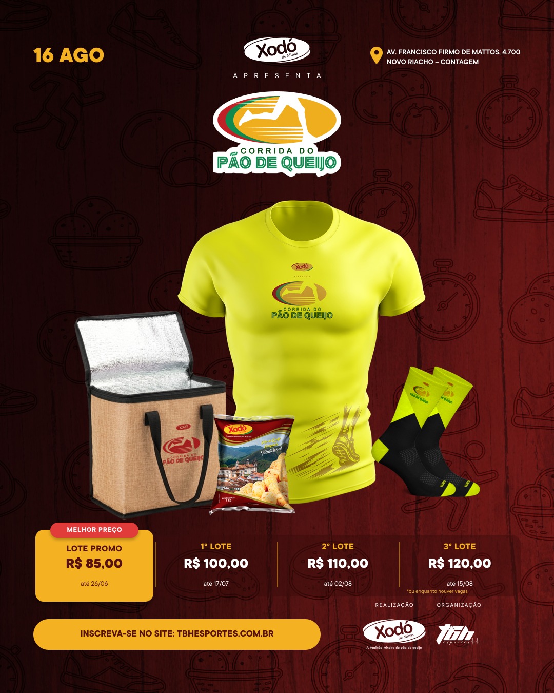 Cartaz do kit da "Corrida do Pão de Queijo" sobre fundo vermelho texturizado com desenhos de cronômetros e tênis de corrida. No centro, destaca-se uma camiseta esportiva amarelo-limão com a logo do evento. Ao lado esquerdo, uma bolsa térmica bege e marrom com um pacote de pão de queijo Xodó de Minas à frente; ao lado direito, um par de meias esportivas nas cores amarelo e preto. O topo indica a data "16 AGO" e o endereço em Contagem. A base detalha os valores dos lotes de inscrição (de R$ 85,00 a R$ 120,00)