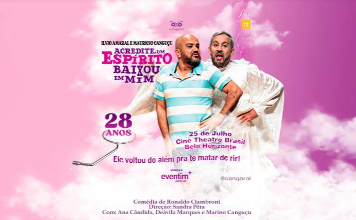 Cartaz da peça "Acredite, um Espírito Baixou em Mim" com fundo rosa e nuvens. No centro, dois atores em pose cômica: um homem de camisa listrada é abraçado por trás por outro vestido de espírito com expressão de susto. O texto anuncia a apresentação de 28 anos da comédia no dia 25 de julho, no Cine Theatro Brasil, em Belo Horizonte, com a frase: "Ele voltou do além pra te matar de rir!".