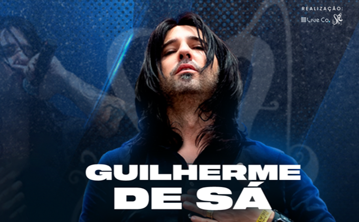 Cartaz do arquivo com fundo azul texturizado. Ao centro, o cantor Guilherme de Sá aparece de olhos fechados e cabeça levemente erguida, com cabelos longos e escuros sobre o rosto. O nome "GUILHERME DE SÁ" está escrito em letras brancas grandes na parte inferior.