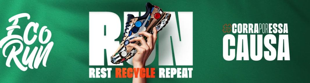 Banner verde com fundo de tecido. À esquerda, o logo "Eco Run" em branco. No centro, uma mão segura um tênis feito de materiais recicláveis (como tampinhas e papelão) sobre a palavra "RUN" em letras grandes; abaixo, lê-se "REST RECYCLE REPEAT", com a palavra "RECYCLE" destacada em laranja. À direita, o texto "#CORRAPORESSA CAUSA" em destaque.