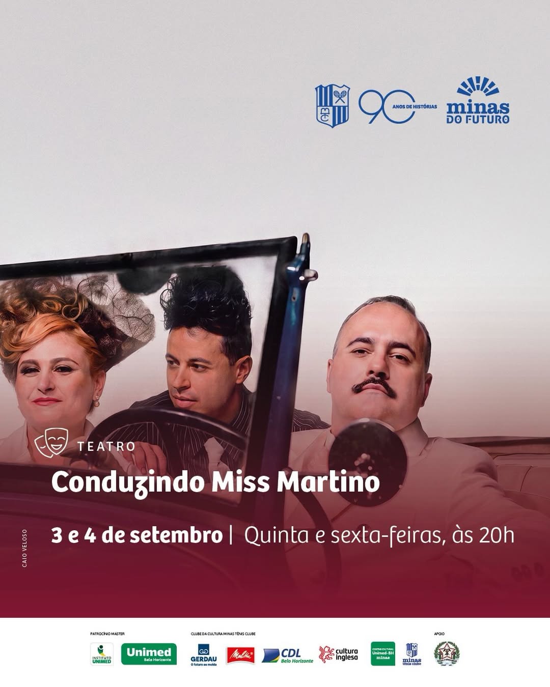 Foto de capa para o espetáculo "Conduzindo Miss Martino" conteno foto dos artistas dentro de um carro azul 