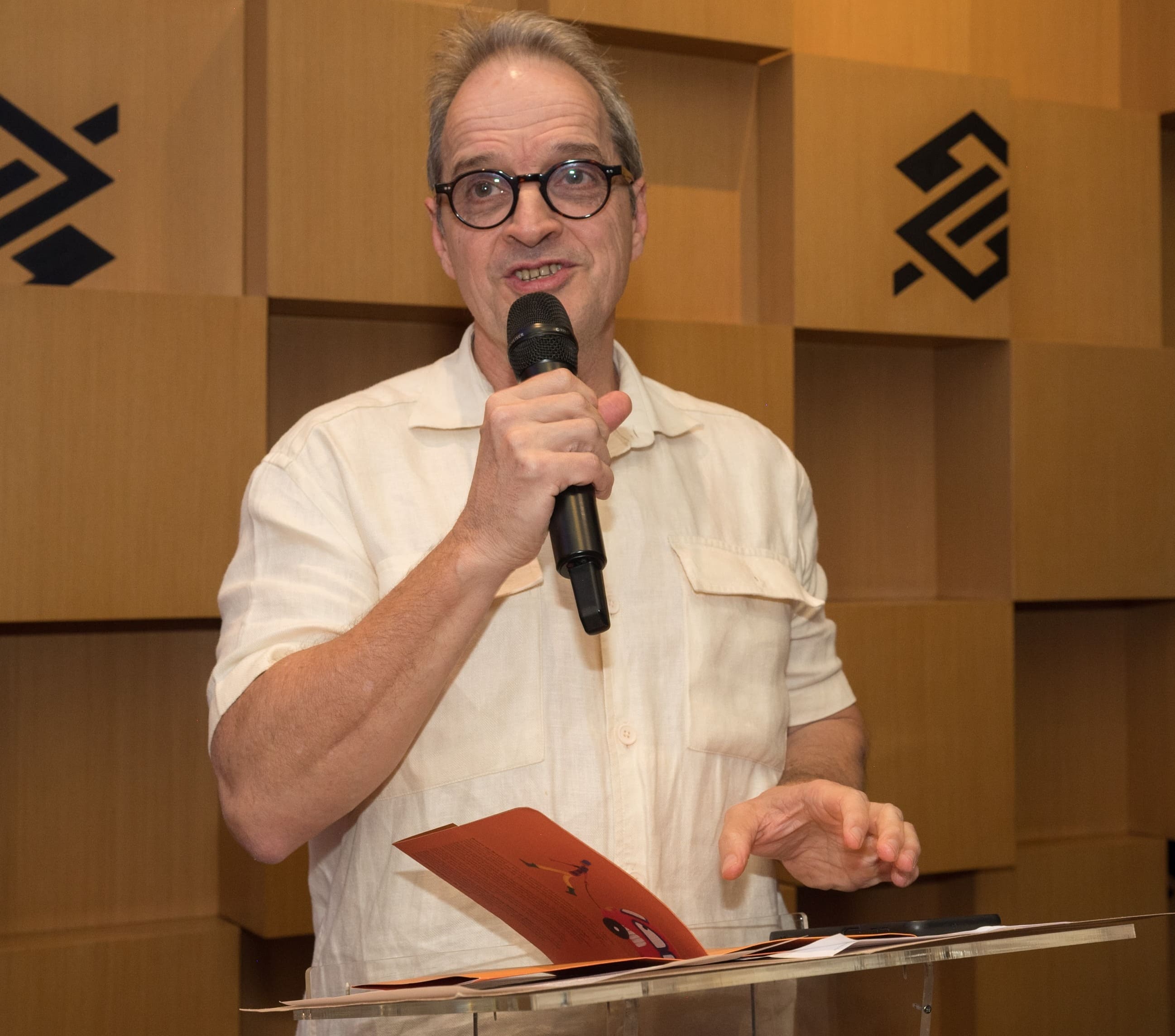 Foto do curador da exposição "Asa de papel": Marconi Drummond 
