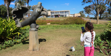 Oficina e brincadeiras no jardim do Museu de Arte da Pampulha