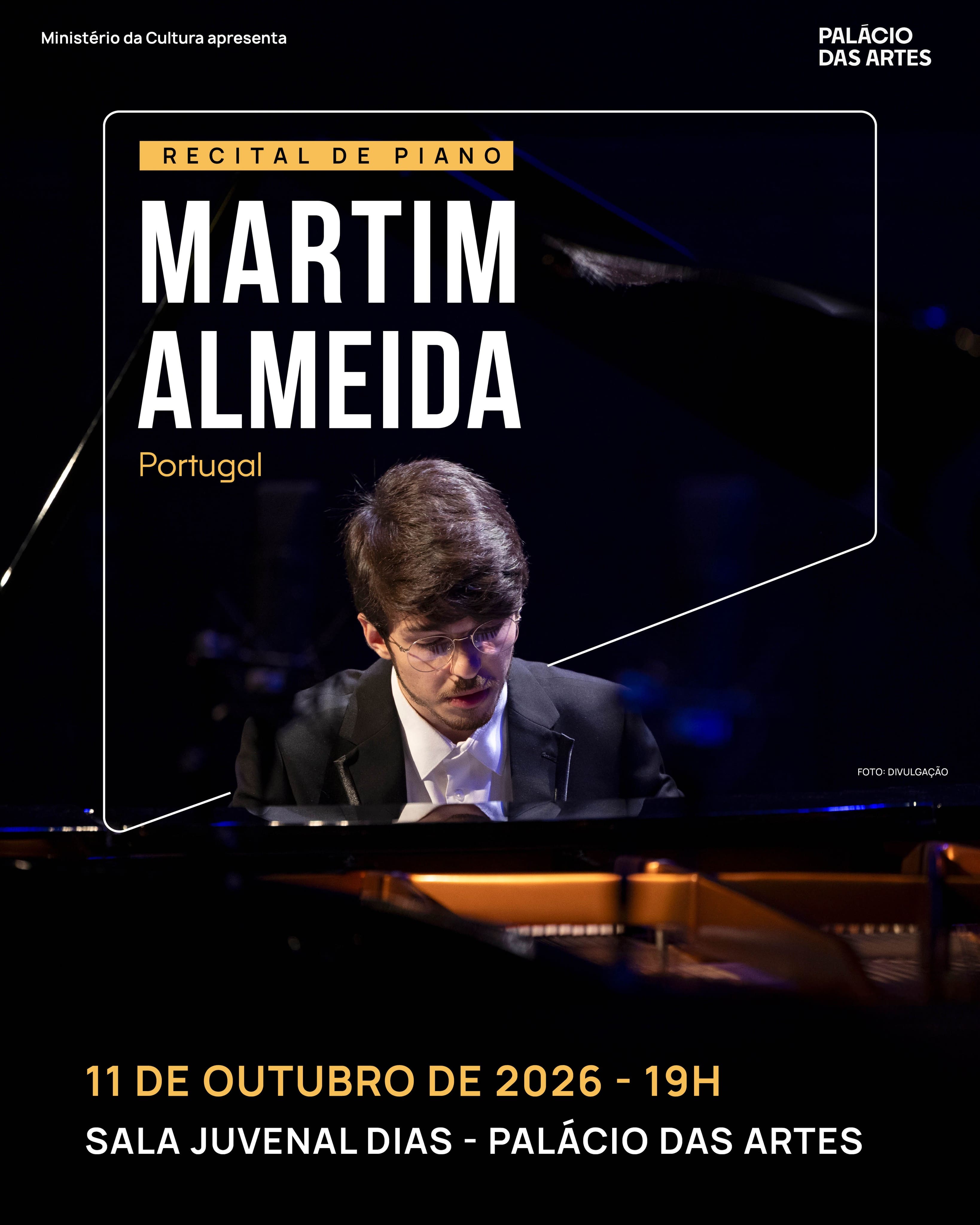 Foto de capa contento a foto do pianista Martim Almeida no piano, contendo data e horário para o recital no Palácio das Artes 