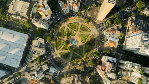 TARDE: Almoço e visita a Praça Raul Soares