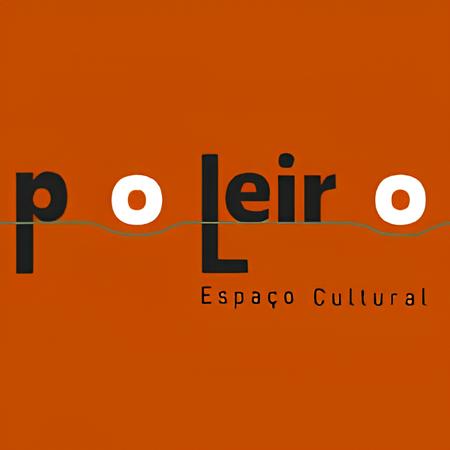 Logo do espaço cultural Poleiro escrito em preto e branco com o fundo laranja 