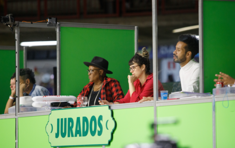 César Tropia / Acervo Belotur Imagem de pessoas jurados em uma bancada de avaliação do arraial de BH 2025
