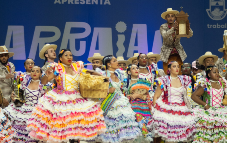Diego Ruahn/Acervo Belotur Imagem de um grupo de quadrilha junina se apresentando no Arraial de Belô