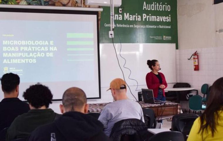 Divulgação/PBH Imagem de uma pessoa apresentando um trabalho a frente de um sala de aula