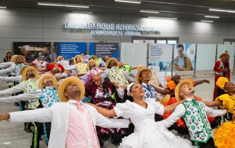Diego Ruahn/PBH Imagem de um grupo de quadrilha junina se apresentando no aeroporto de Confins