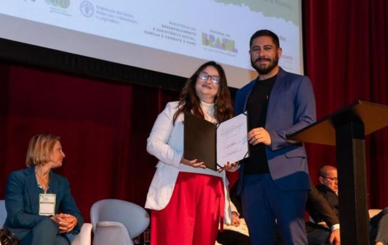 Imagem do presidente da Belotur e Secretaria de Segurança Alimentar recebendo um prêmio