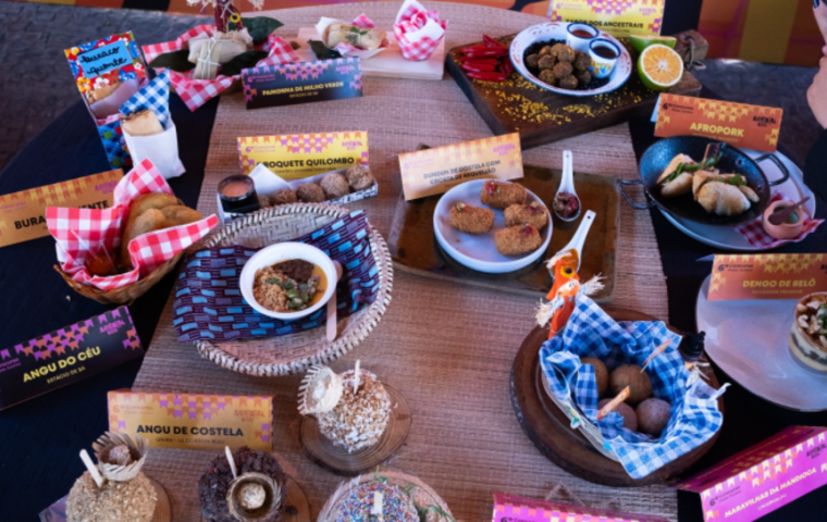Foto de uma mesa com vários pratos do concurso de prato junino.