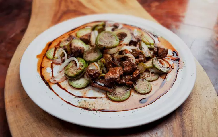 Imagem de um prato servido com fígado e jiló