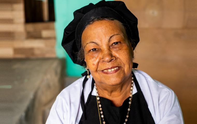 Tia Neusa ensina a Comida de Congado, com frango, macarrão, feijão e salada