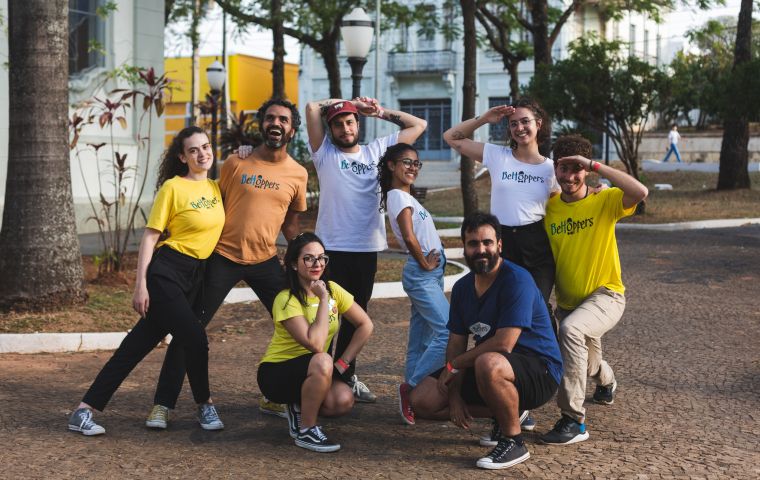 foto mostra grupo de dançarinos, posados para a foto ele vestem camisas amarelas e brancas escrito Be Hoppers, o nome do grupo