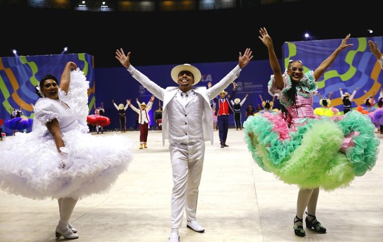 Quadrilha no tablado do Arraial de Belô no Mineirinho