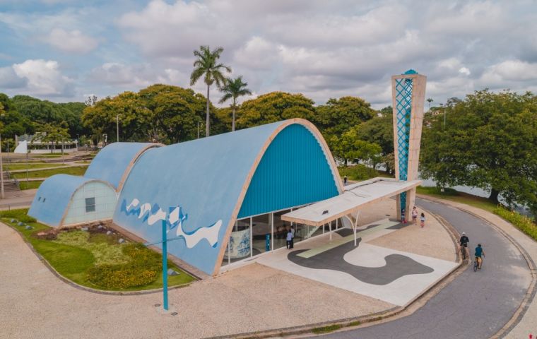 Igrejinha com turistas