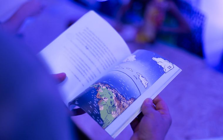 Foto: Leo Lara/Instituto Periférico a imagem mostra uma pessoa folheando um livro.